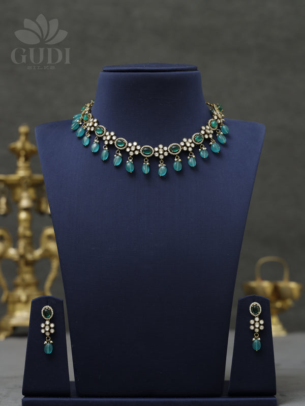 Victorian short necklace with green beads